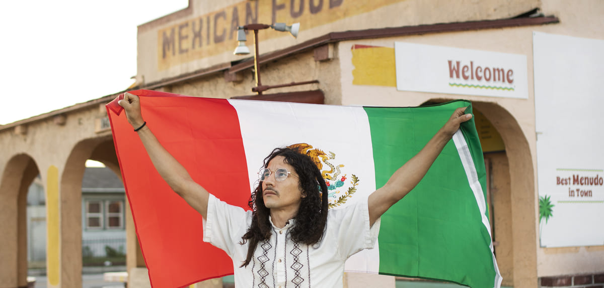 Hombre sosteniendo la bandera de México